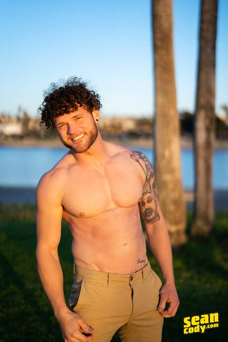 Superhengst Sean und Superhengst Kyle haben draußen eine heiße Paarszene