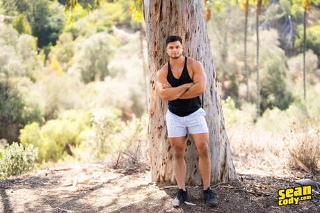 Husky guy Shawn Brooks and american muscular Axel Rockham in hot homosexual scene outdoor