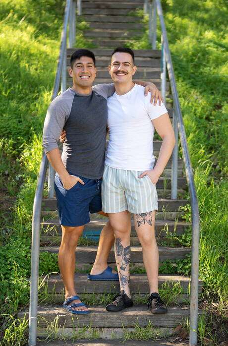 Der kräftige Guido und der Hengst Paco Colombiano ficken nach einem Blowjob im Freien in den Arsch