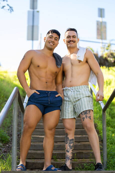 Il ragazzo husky Guido e lo stallone Paco Colombiano si scopano il culo dopo un pompino all