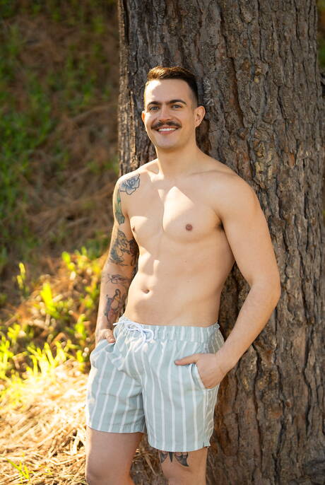 Il ragazzo husky Guido e lo stallone Paco Colombiano si scopano il culo dopo un pompino all