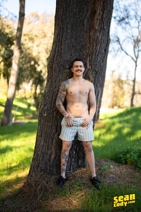 Il ragazzo husky Guido e lo stallone Paco Colombiano si scopano il culo dopo un pompino all