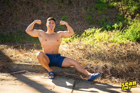 Der kräftige Guido und der Hengst Paco Colombiano ficken nach einem Blowjob im Freien in den Arsch