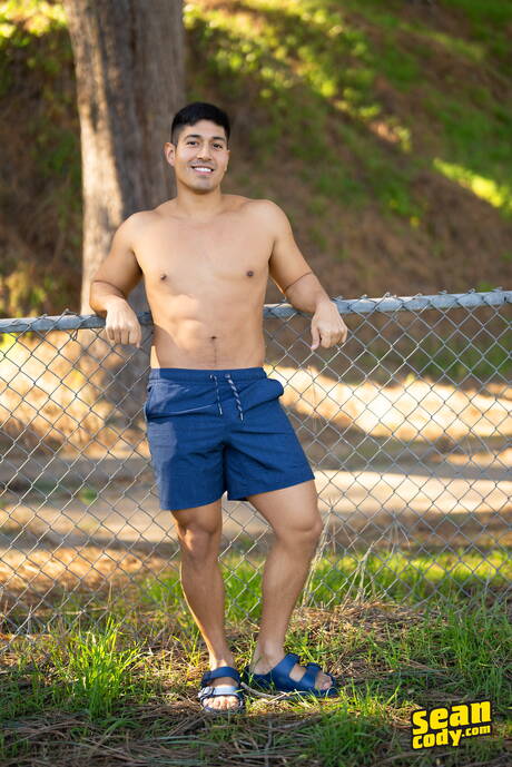 Il ragazzo husky Guido e lo stallone Paco Colombiano si scopano il culo dopo un pompino all