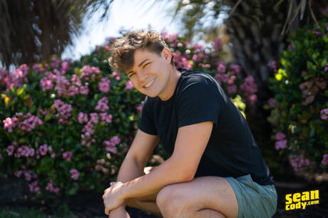 Superstud Kieran i amerykański muskularny Oliver Marks ruchają się w dupę po ssaniu kutasa na zewnątrz