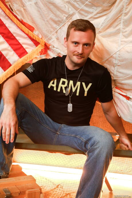 Il toro forte americano Davin Strong e il muscoloso Peter Matthews in una scena omosessuale bollente