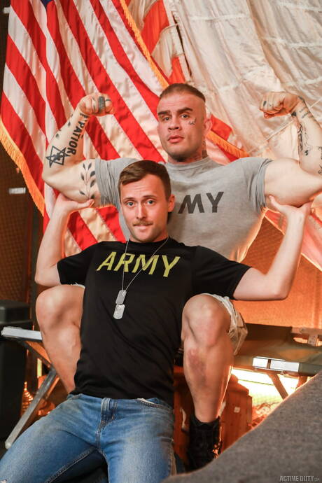 Il toro forte americano Davin Strong e il muscoloso Peter Matthews in una scena omosessuale bollente