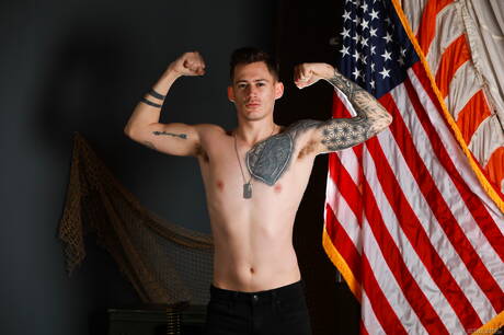 O garanhão americano peludo Andrew Miller e o supergaranhão Cam Steele transando