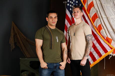 O garanhão americano peludo Andrew Miller e o supergaranhão Cam Steele transando