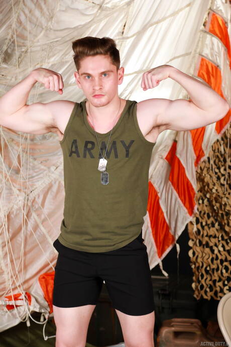 I ragazzi americani più sexy, il muscoloso Jay Tee e il muscoloso Pax Perry, si scopano dopo aver succhiato il cazzo