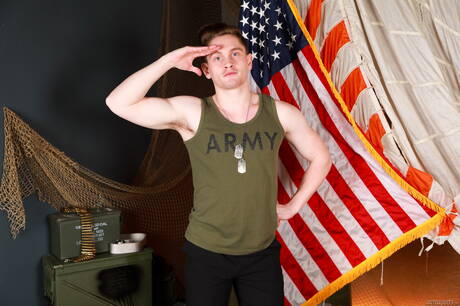 I ragazzi americani più sexy, il muscoloso Jay Tee e il muscoloso Pax Perry, si scopano dopo aver succhiato il cazzo