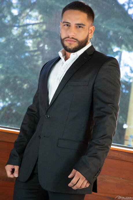 Netter amerikanischer Bulle Brock Banks und reifer Bär Cole Connor in heißer homosexueller Action