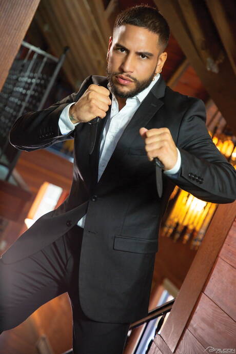 Pride Studios: 멋진 미국 남자 황소 브록 뱅크스와 성숙한 곰 콜 코너가 뜨거운 동성애적 행동을 합니다.