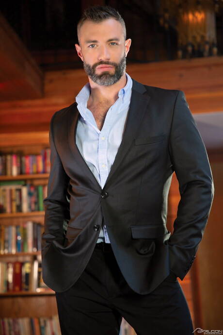 Netter amerikanischer Bulle Brock Banks und reifer Bär Cole Connor in heißer homosexueller Action