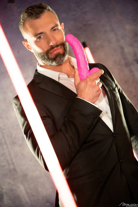 Netter amerikanischer Bulle Brock Banks und reifer Bär Cole Connor in heißer homosexueller Action