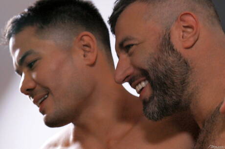 Hübsche amerikanische Superhengste Colton Reece und Bär Cole Connor ficken nach Blowjob in den Arsch