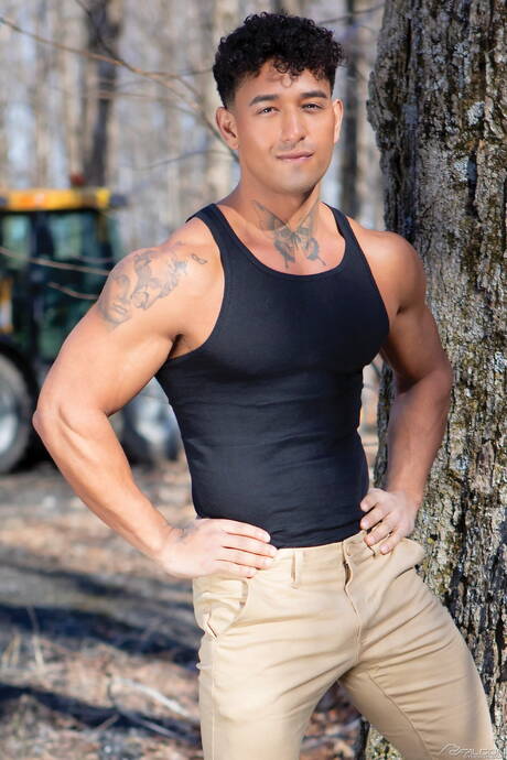 Umięśniony Latynos Kenzo Alvarez i dobrze zbudowany Upton Sterling w gorącej homoseksualnej akcji na zewnątrz