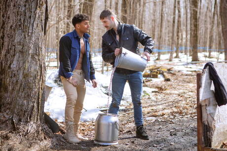 Der muskulöse Latino Kenzo Alvarez und der gut gebaute Upton Sterling bei heißer homosexueller Action im Freien