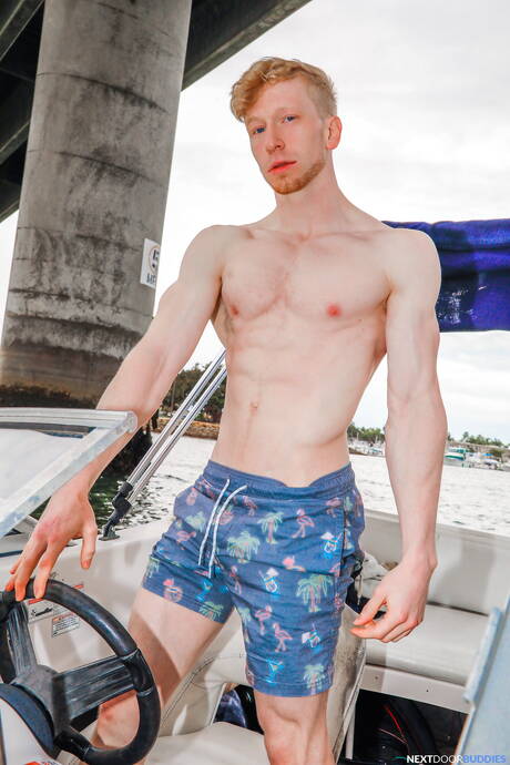 Americanos sensuais, o gostosão Brandon Anderson e o touro Jesse Stone transando depois de chupar um pau ao ar livre