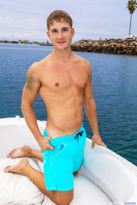 Americanos sensuais, o gostosão Brandon Anderson e o touro Jesse Stone transando depois de chupar um pau ao ar livre