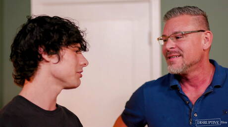 O bem construído Asher Day e o musculoso Scott Hardy fazem um bom sexo anal