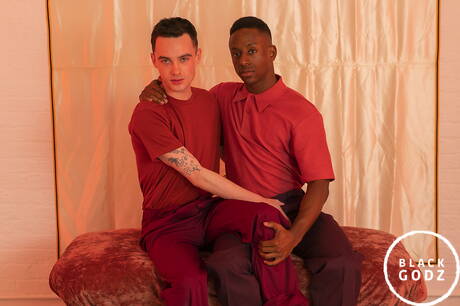 Los simpáticos amigos estadounidenses, el guapo chico Joe Ex y el fornido Liam Cyber, hacen el amor interracial.