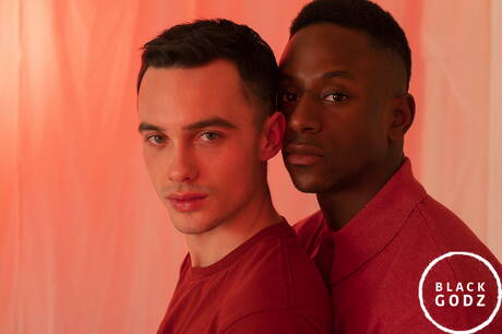 Los simpáticos amigos estadounidenses, el guapo chico Joe Ex y el fornido Liam Cyber, hacen el amor interracial.