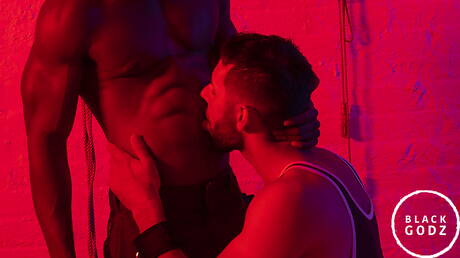 スーパースタッドのアルゴスと黒人のハスキー男リアム・サイバーがハードな異人種間アナルセックス