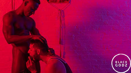 スーパースタッドのアルゴスと黒人のハスキー男リアム・サイバーがハードな異人種間アナルセックス