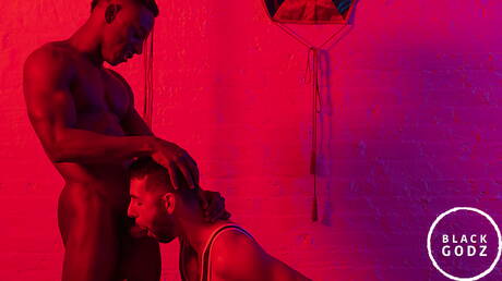 スーパースタッドのアルゴスと黒人のハスキー男リアム・サイバーがハードな異人種間アナルセックス