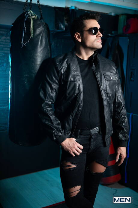 カナダの雄牛マリク・デルガティとラテン系の筋肉質なプレスリー・スコットがお互いを吸ったりセックスしたりしている