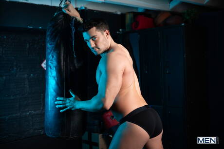 Der kanadische Bulle Malik Delgaty und der muskulöse Latino Presley Scott lutschen und vögeln sich gegenseitig