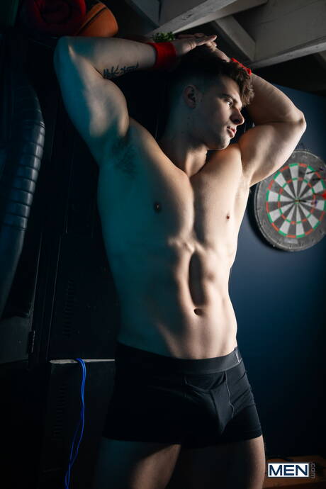 Der kanadische Bulle Malik Delgaty und der muskulöse Latino Presley Scott lutschen und vögeln sich gegenseitig