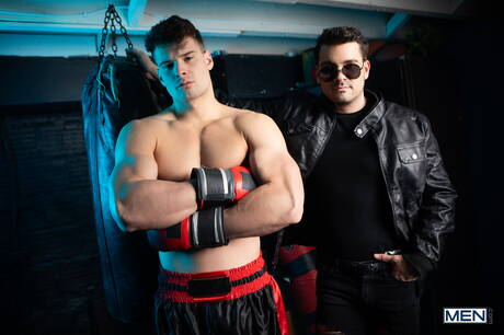 Der kanadische Bulle Malik Delgaty und der muskulöse Latino Presley Scott lutschen und vögeln sich gegenseitig