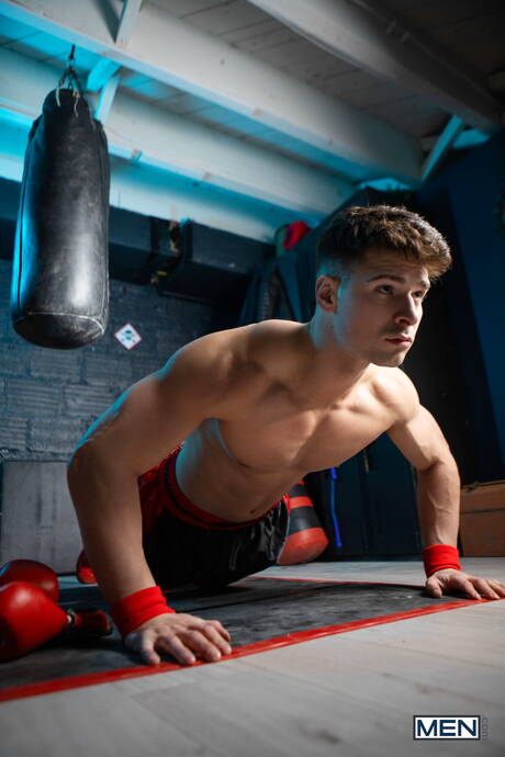 Der kanadische Bulle Malik Delgaty und der muskulöse Latino Presley Scott lutschen und vögeln sich gegenseitig