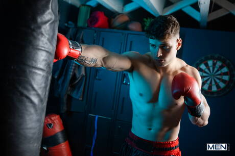 Canadian bull Malik Delgaty and latin muscular Presley Scott sucking and screwing each other