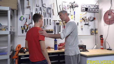 American stud President Oaks and canadian beautiful boy Peter Pounder have a hot couple scene