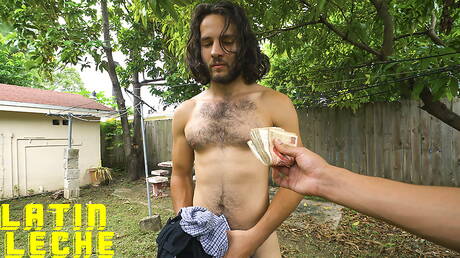 Der amerikanische haarige Hengst Dante Drackis und der gut gebaute Jacob Tyler haben einen guten Analsex im Freien