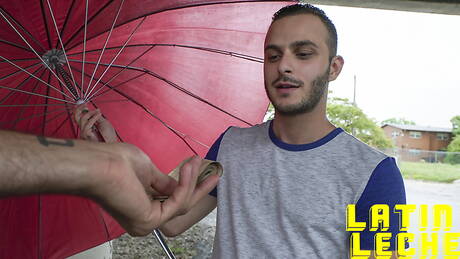 Znani Amerykanie, krzepki facet Valentino Nappystar i młody Tim Hanes w twardym seksie analnym w kuchni