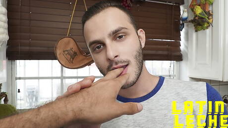 Berühmte Amerikaner, der kräftige Valentino Nappystar und der junge Tim Hanes beim harten Analsex in der Küche