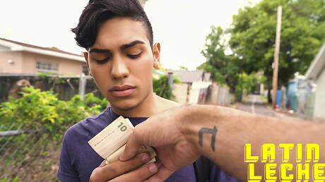 Latijns-Amerikaanse gespierde Ariano zuigt en neukt de jongen buiten