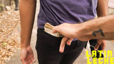 Latijns-Amerikaanse gespierde Ariano zuigt en neukt de jongen buiten