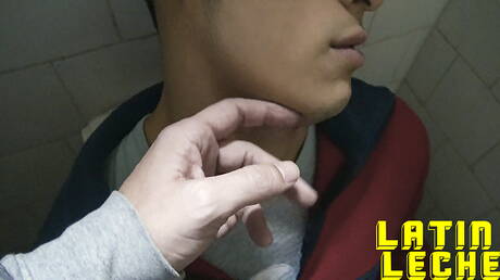 De gespierde Nicolas en de sterke Angel hebben een hete koppelscène