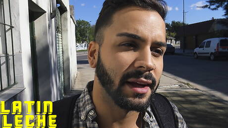 Husky facet Nicolas i twardziel Antonio w gorącej akcji ruchania tyłka na świeżym powietrzu