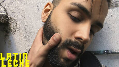 Husky facet Nicolas i twardziel Antonio w gorącej akcji ruchania tyłka na świeżym powietrzu