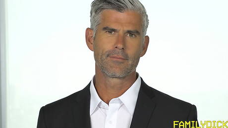 たくましい体格のビル・ファーンズワースとアメリカ人のトゥインク・ハーレン・クインデルが熱いセックスをする