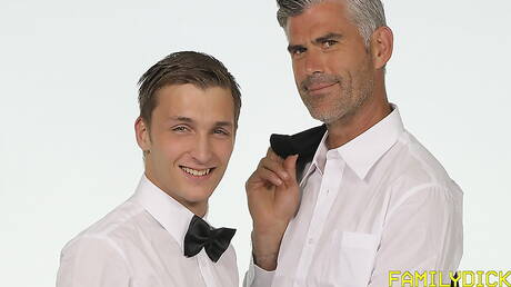 たくましい体格のビル・ファーンズワースとアメリカ人のトゥインク・ハーレン・クインデルが熱いセックスをする