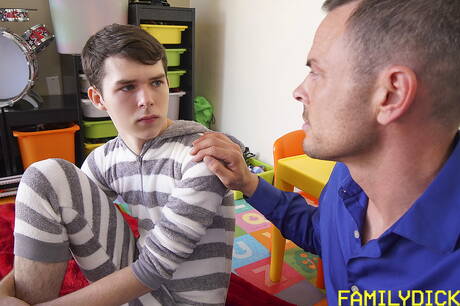 Family Dick: Pretty american boys beefy Trent Summers and pretty boy Dakota Lovell in hot ass fuck action