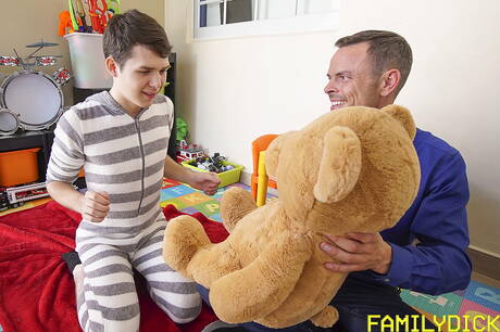 Pretty american boys beefy Trent Summers and pretty boy Dakota Lovell in hot ass fuck action