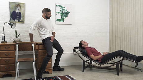 イタリアのゲイのクマ、マルコ・ナポリとアメリカの若い男メイソン・アンダーソンはチンポをしゃぶった後にアナルファックする